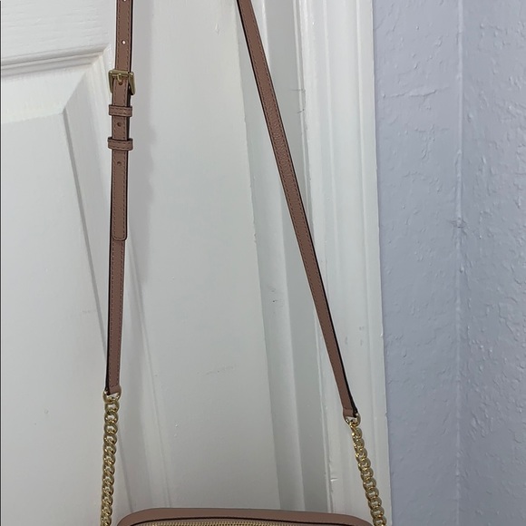 has two pockets - Picture 2 of 3